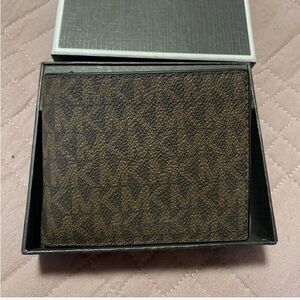 Michael Kors men’s wallet . Available in brown and black color.